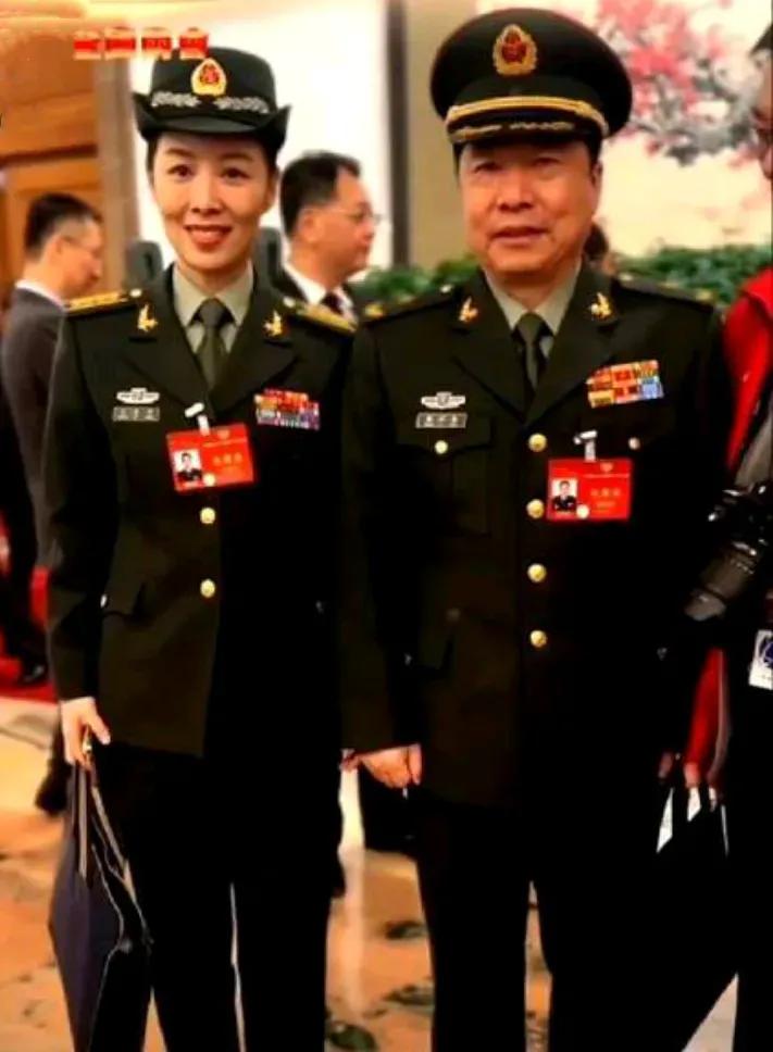 航天英雄杨利伟和女航天员王亚平的合影。
中国第一位遨游太空的英雄杨利伟，已经是少