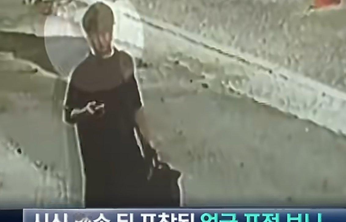 韩国电视台公开嫌犯抛尸监控未打码而且还边走边玩手机，淡定得可怕，仿佛就是日常扔垃