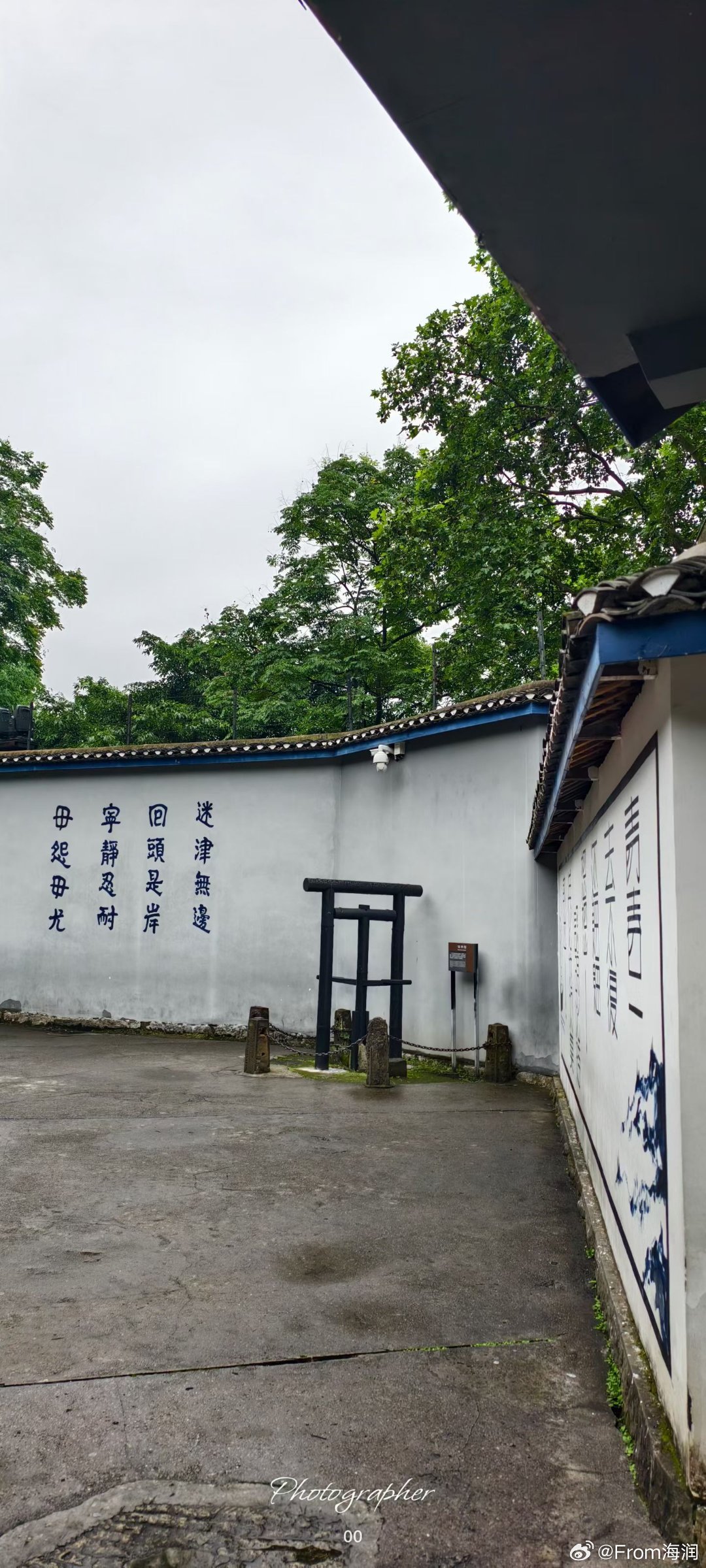 渣滓洞每一寸土地都浸染着红色故事。先辈们身处绝境依旧心怀家国，铮铮铁骨令人动容。