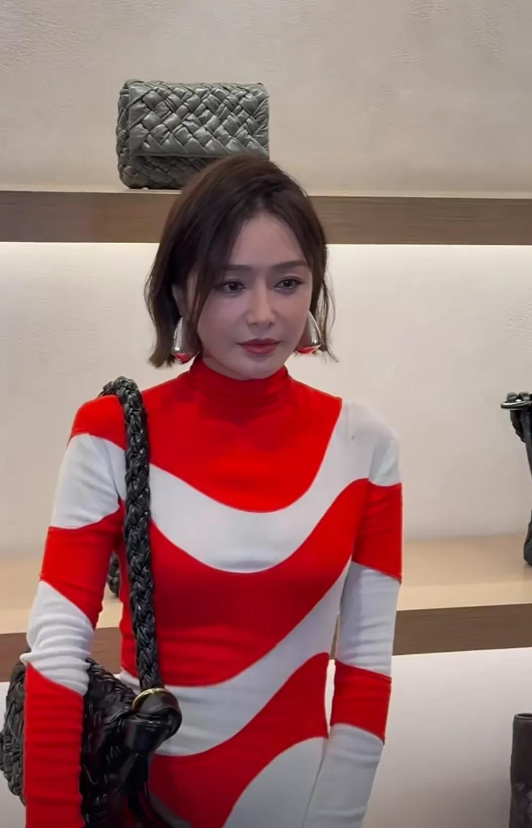 秦岚保养的真好，有钱的富婆羡慕死人了，她真的是一个时髦精，身材太好了，穿啥都驾驭