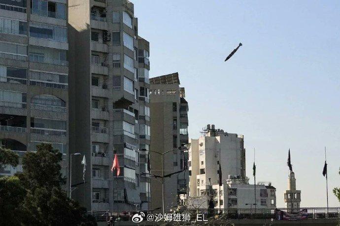 黎巴嫩摄影师抓拍到一枚以色列航空炸弹袭击黎巴嫩首都贝鲁特的一座住宅楼的瞬间。
