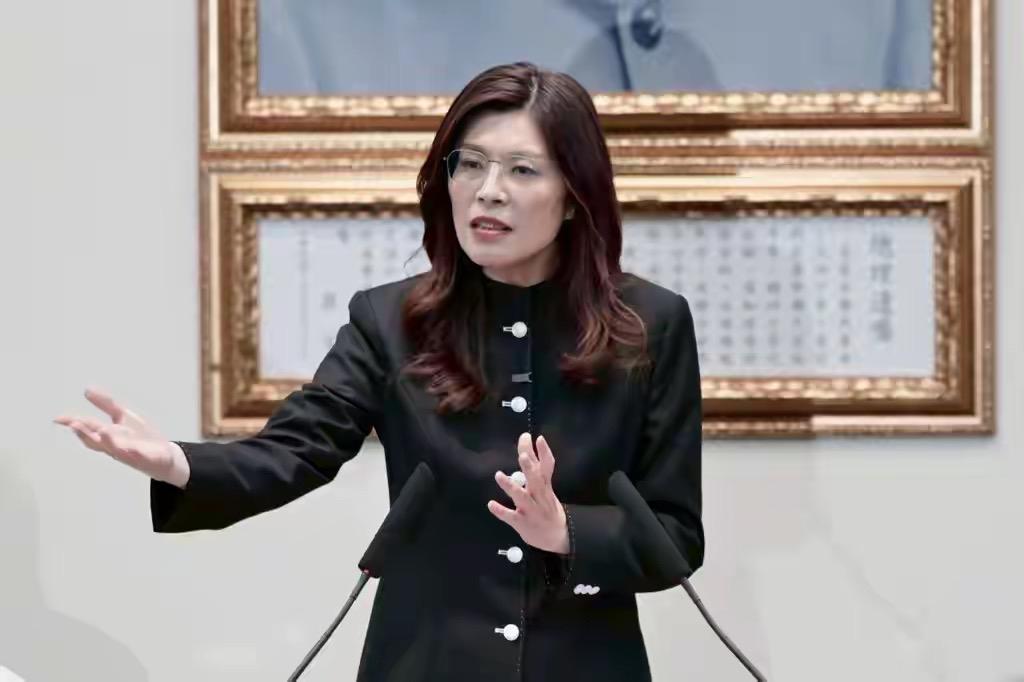 蓝营这次真的炸锅了！国民党副主席季麟连前两天在中常会上突然发飙，直接点名“立法院
