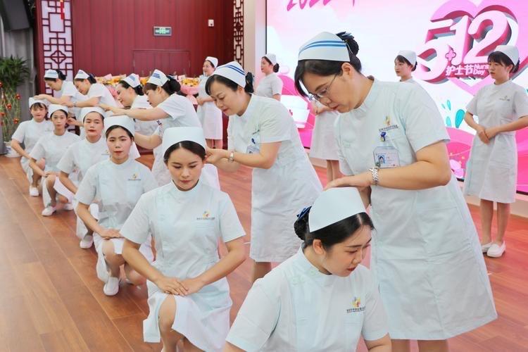 女冠子 · 护士吟

白衣天使。留得人间万紫。救伤亡。不负春华志。心诚品自扬。