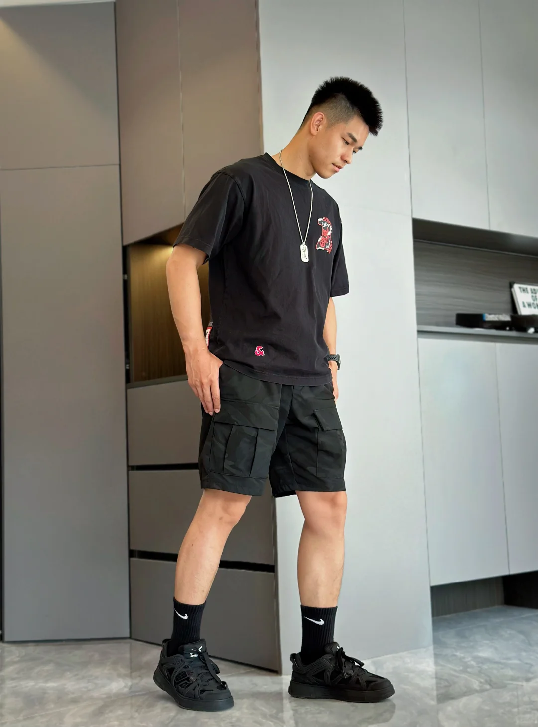 黑皮男大穿一身黑 哪儿哪儿都黑