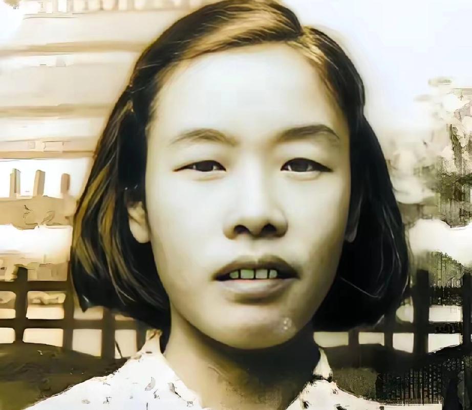 郭俊卿的故事展现了非凡的勇气和坚定的信念。
她隐姓埋名、
女扮男装，投身于革命事