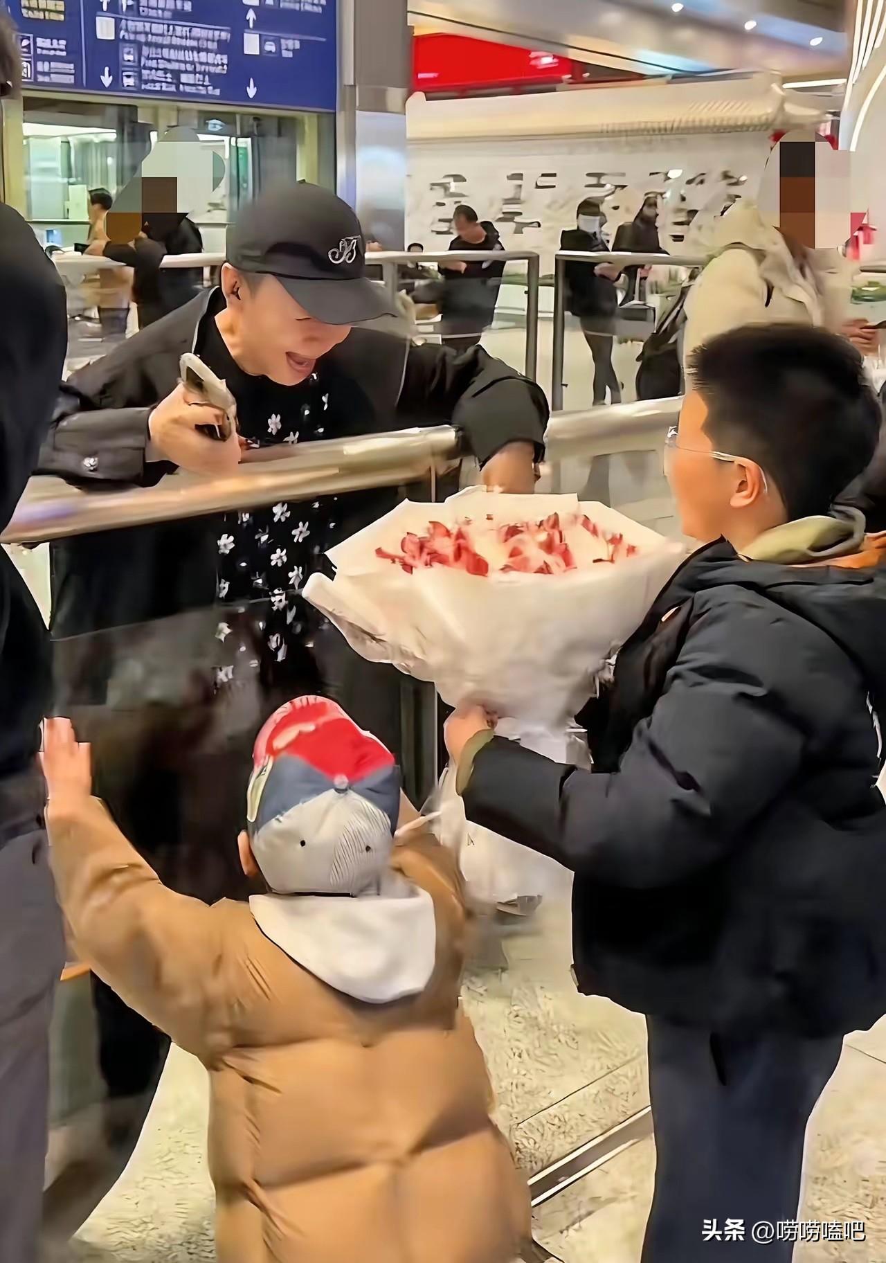 宋丹丹两个孙子现状
大孙子宋一鸣，今年8岁，在北京公立小学读书，身高已到奶奶肩膀