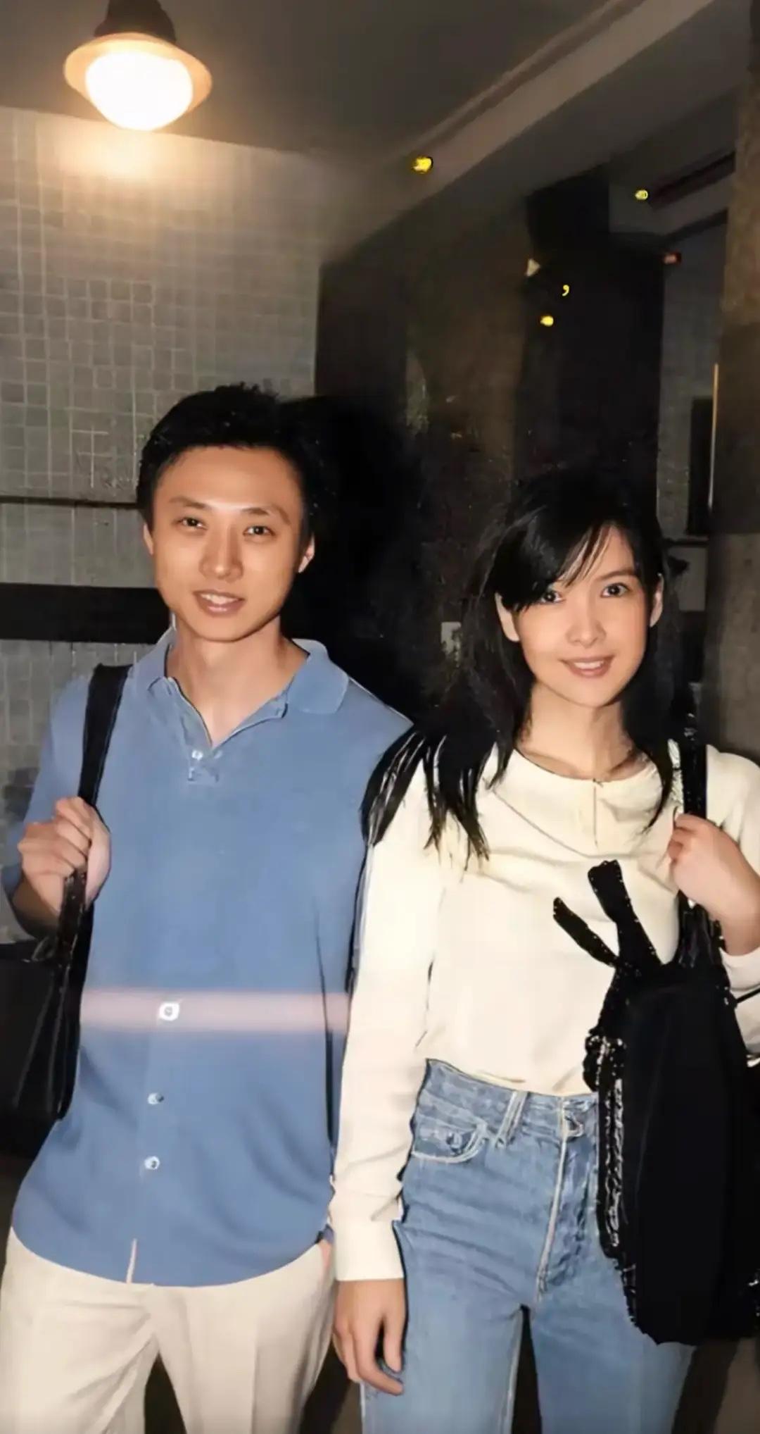 早期，周慧敏与老公倪震的一张合影，感觉两人在一起的时候，真的都挺开心的。

倪震