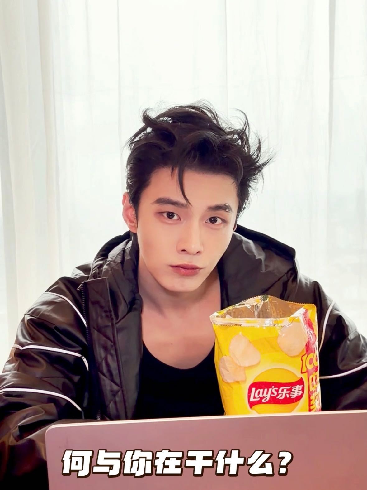 何与递的乐事谁不想接 何与在工作与生活间切换得游刃有余，这份 “享受当下” 的态