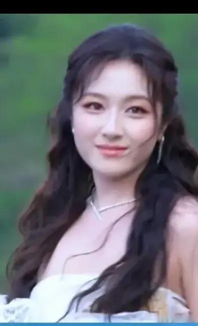李兰迪才开始拍出发图方圆脸会显得气色好吗？李兰迪是这几个女明星里面比较有气色的。