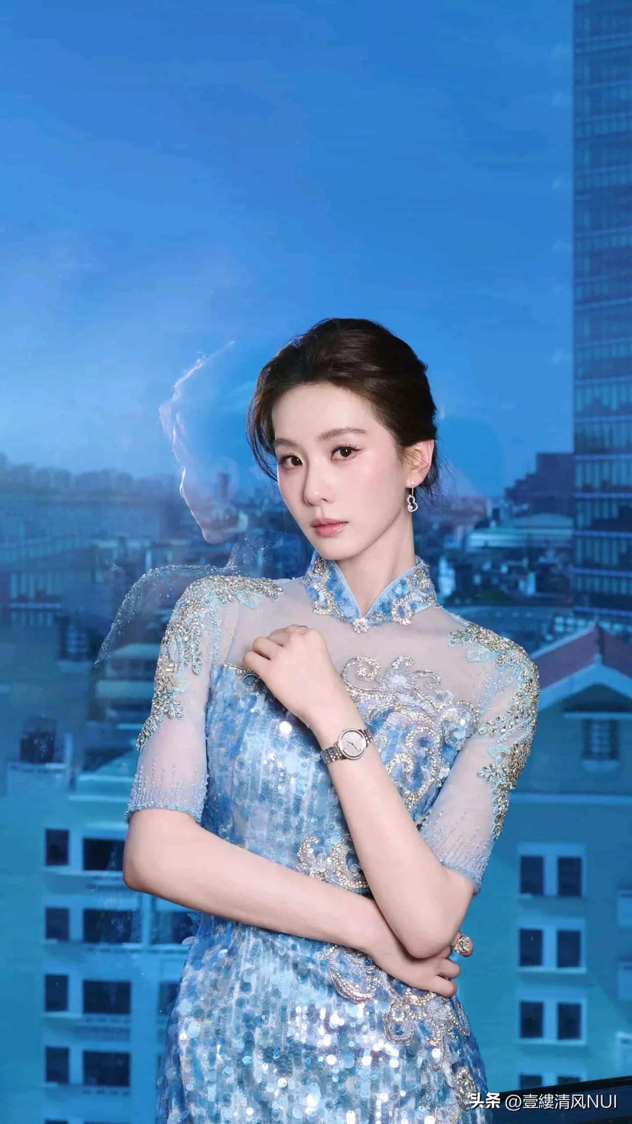 刘诗诗旗袍街拍美出圈，雾蓝亮片刺绣配粉色绒花，完美诠释古典美学。