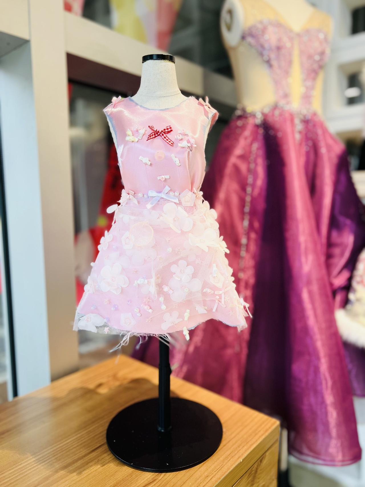 8岁女儿的第一次服装设计作品
从设计到剪裁都在自己完成

自从去年发现她有美术和