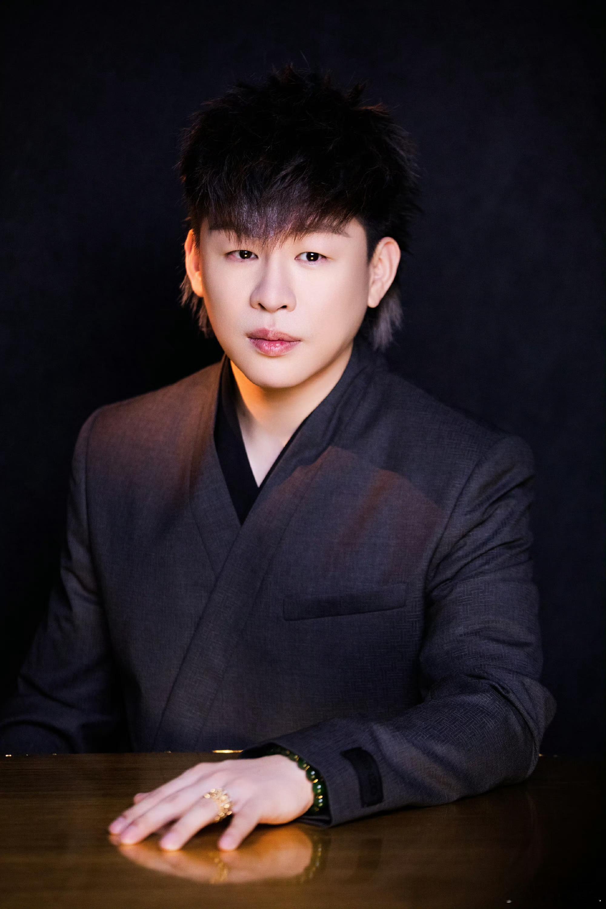 歌手灯光师让胡彦斌哭胡彦斌被歌手灯光师气笑了好怕老胡下一秒真的被照哭，往前照往后