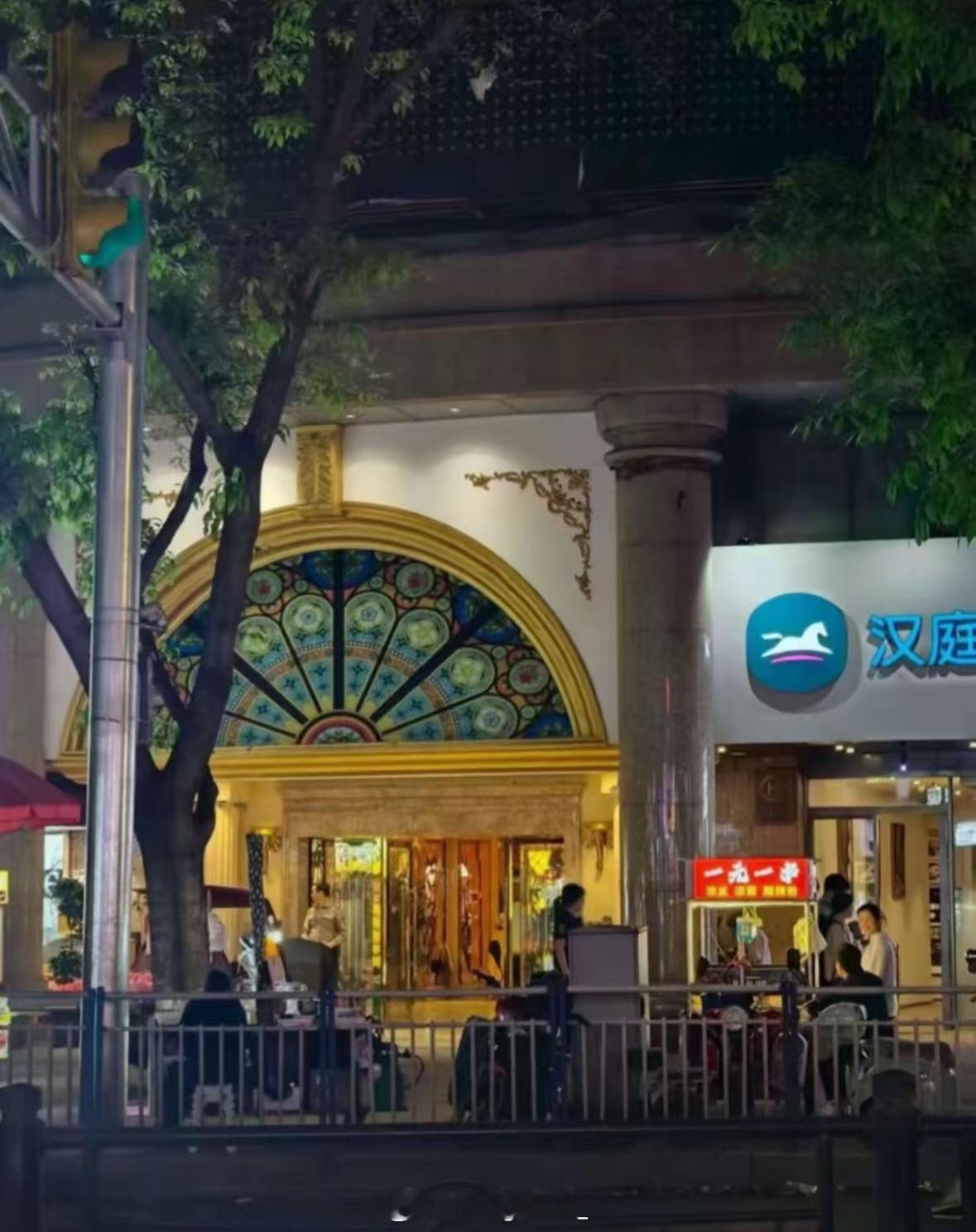 建新路的星梦KTV火了！不过星梦的招牌被老板自己下掉了！星梦