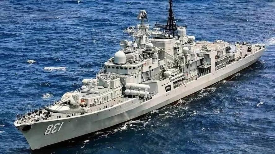 黑海硬碰硬！俄护卫舰雷达锁定北约驱逐舰，直接贴身护航油轮！

刚出黑海，俄油轮就