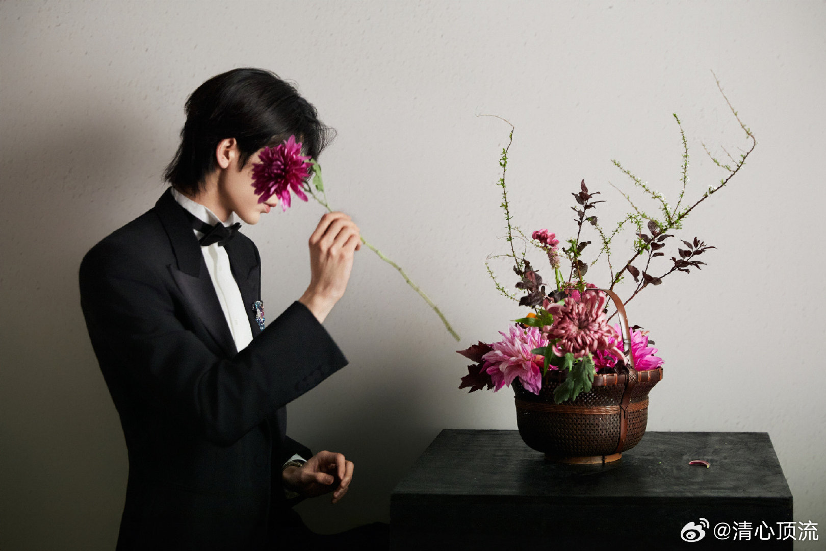 张凌赫一问钱财二问假期 张凌赫也太懂打工人了吧！先问钱财再问假期，每一个问题都说