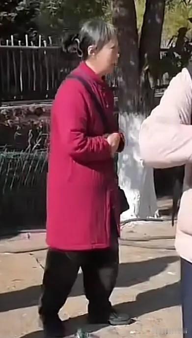 这就是日更1万字，7天收入8000元，素老三的照片！他的儿子，晒出59岁老妈白发