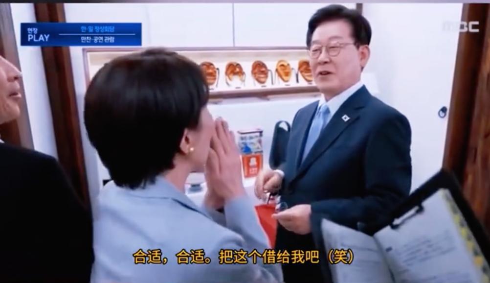本以为只有特朗普能够让高市如此“谄媚”“奉承”，谁曾想在韩国的高市同样“谄媚”！