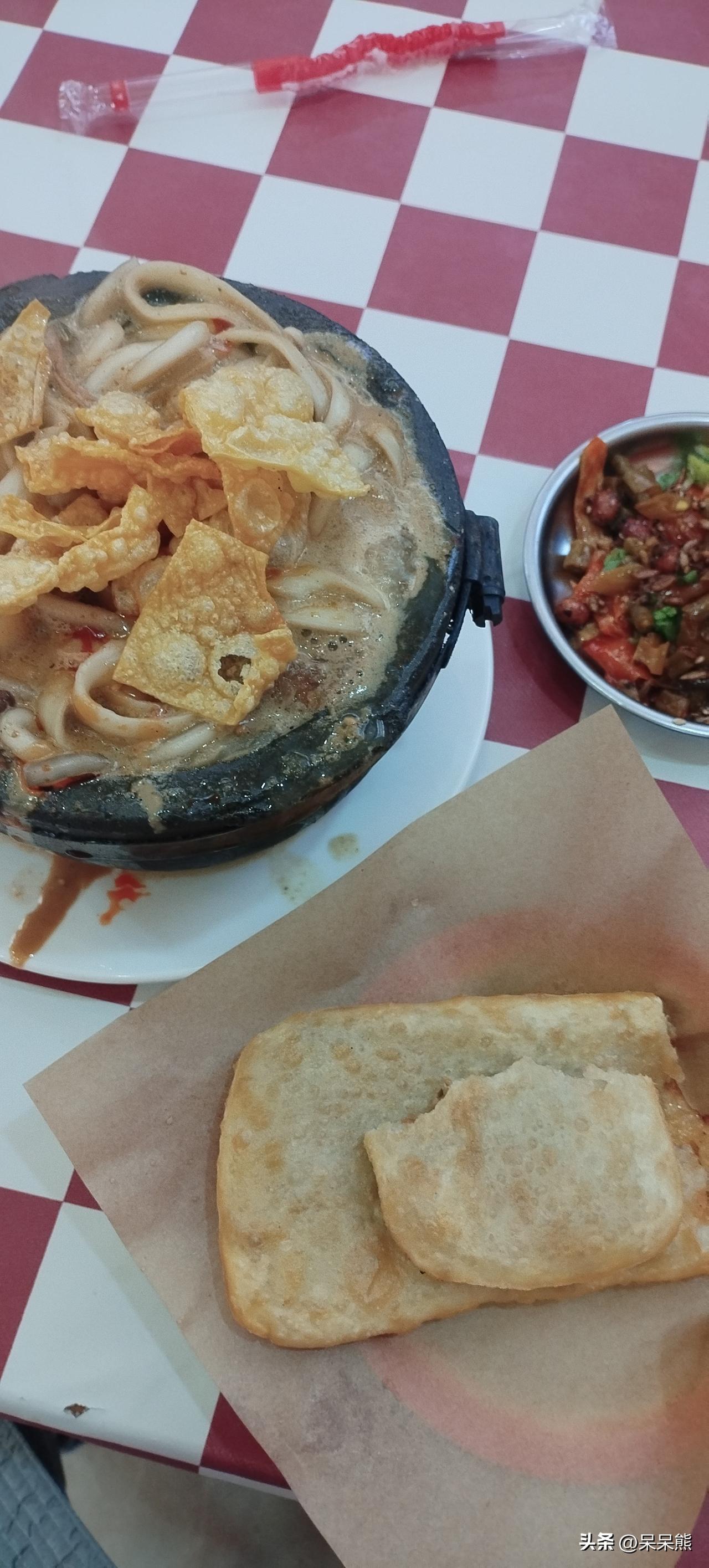 刚才刷新闻，刷到一个很热的词，叫养龙虾，我不明白是什么梗。
然后我就去查了查，不