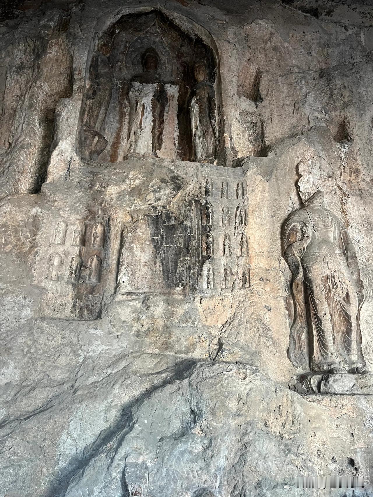  三门峡温塘高阳山莲花寺摩崖造像共计36尊，6处佛龛，开凿于唐代，与龙门石窟唐代