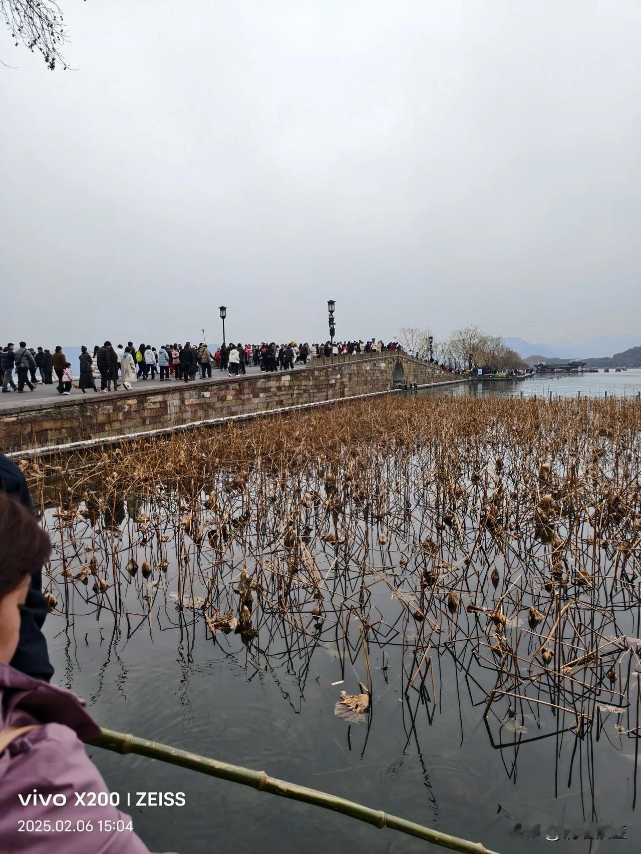 今天跟北方的朋友普及一下断桥的故事，
因为今天听好多北方的朋友在那里抱怨，说并没