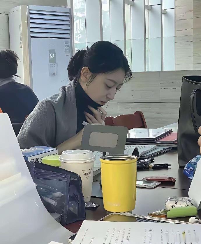 真的很纳闷 你们发现没 大学里越是好看的女生 怎么反而没人敢动呢？创作精选小窝