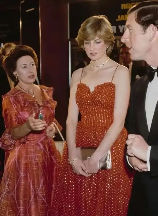 冷艳的玛格丽特公主美人迟暮，
娇憨的戴安娜王妃花开正艳。
身为长辈的玛格丽特公主