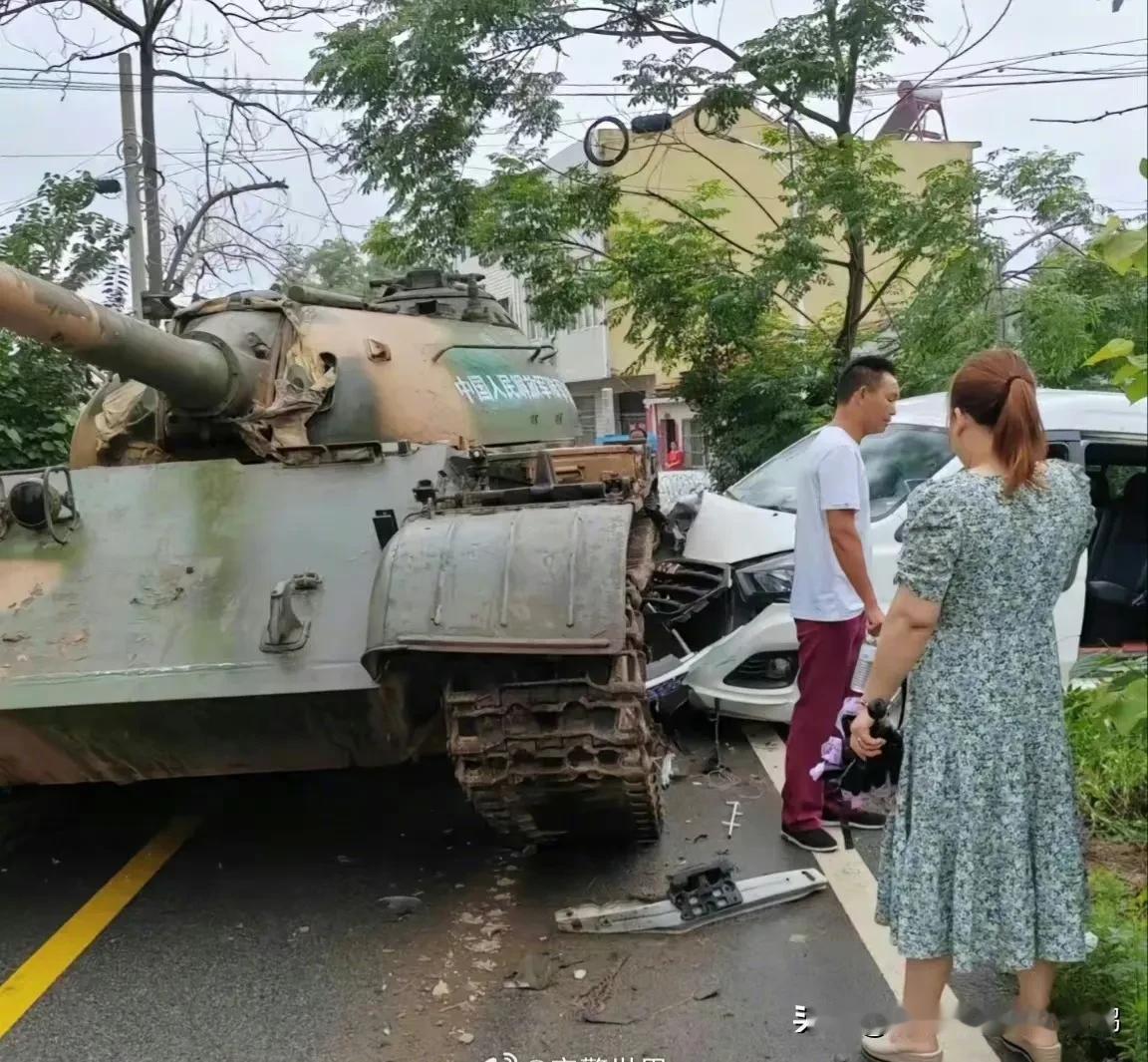 老公，我撞车了！没事没事！人没事就好！
老公：你撞的什么车？
老婆：你过来看就好