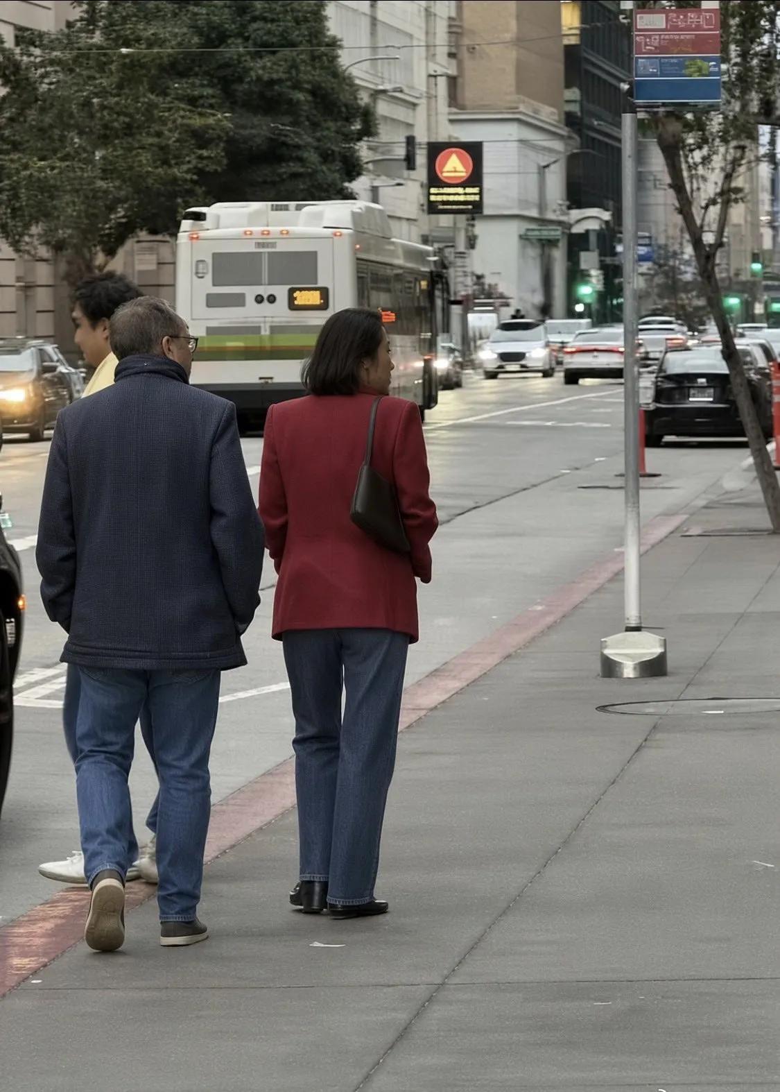 这是潘石屹夫妇漫步在旧金山街头的情景，其着装神态跟国内普通老人无异，完全没有大家