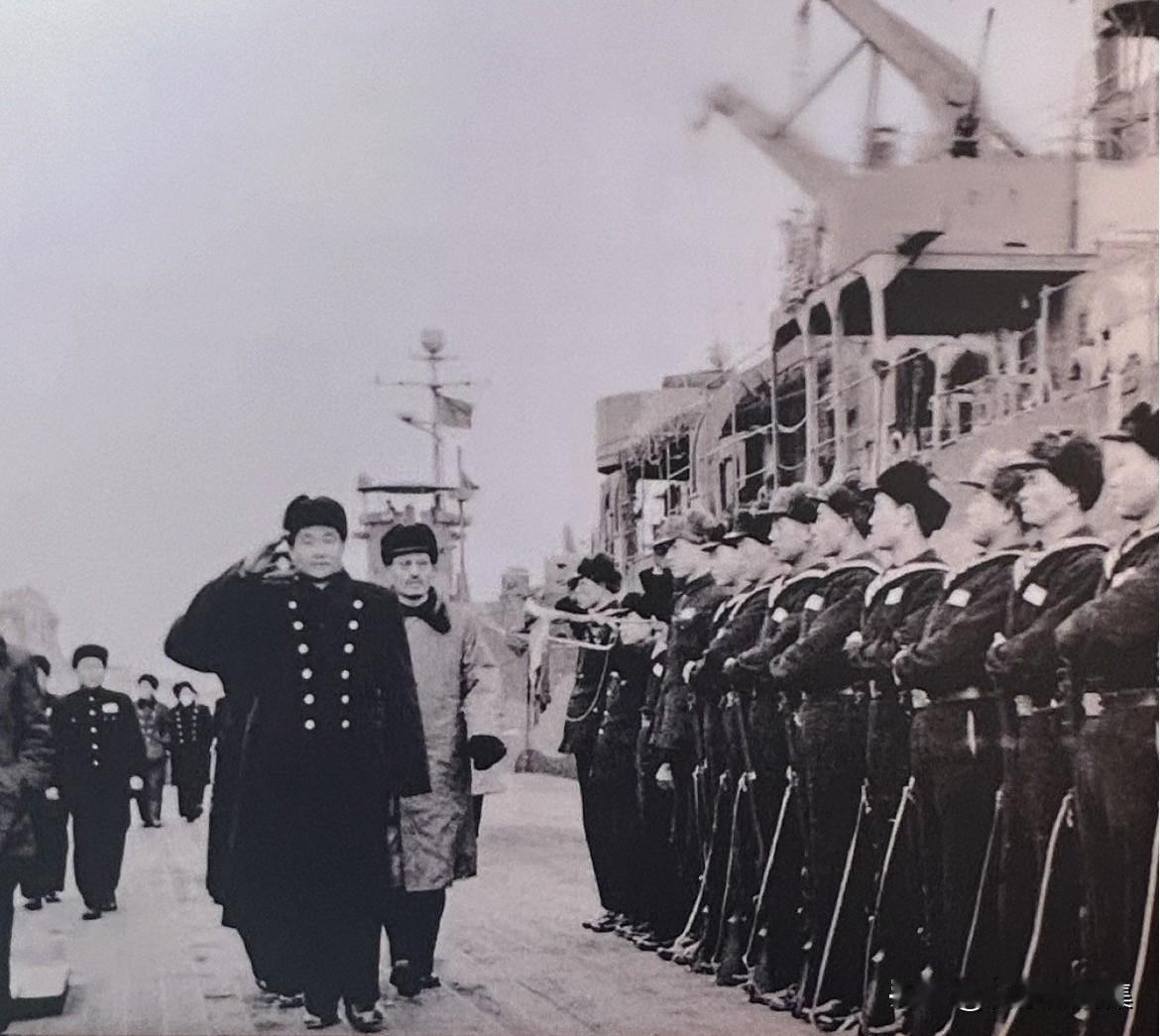 1951年肖劲光视察海军吴淞要塞时检阅舰艇部队。肖劲光（1903-1989），湖