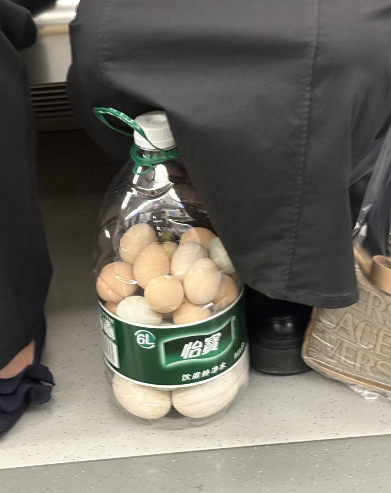 鸡蛋究竟是怎么放进瓶子的啊
我能想到的方法是从瓶口慢慢滚到底
但是这样风险太大了