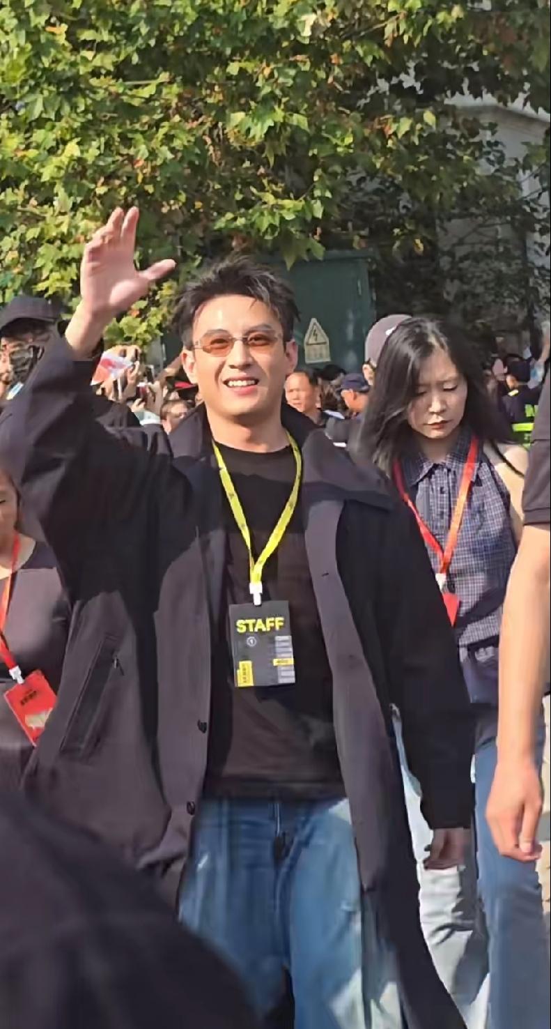 哇塞，今天小孩叔刘萧旭惊喜的出现在了“青岛里院喜剧节”，现场人山人海，他不停的给