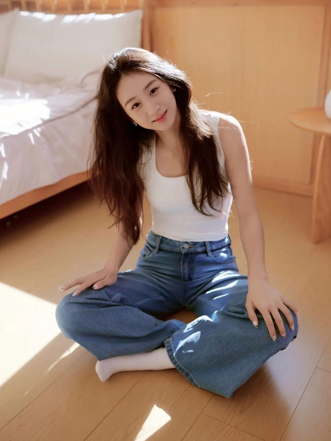 18岁的森碟用清新气质与纯粹笑容，完美诠释了青春的美好模样——从“风一样的女子”