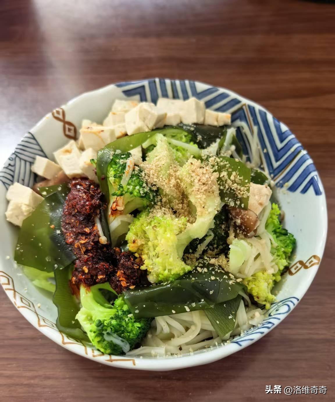 去食堂打饭，我跟阿姨说少盛点米饭，阿姨手一抖：“小伙子正在长身体，得多吃。”
满