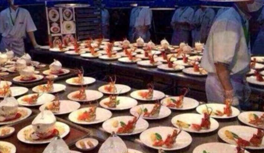 郑连福是人民大会堂国宴总管，给外国宾客上了一道叉烧肉，结果差点引发一起严重事故！