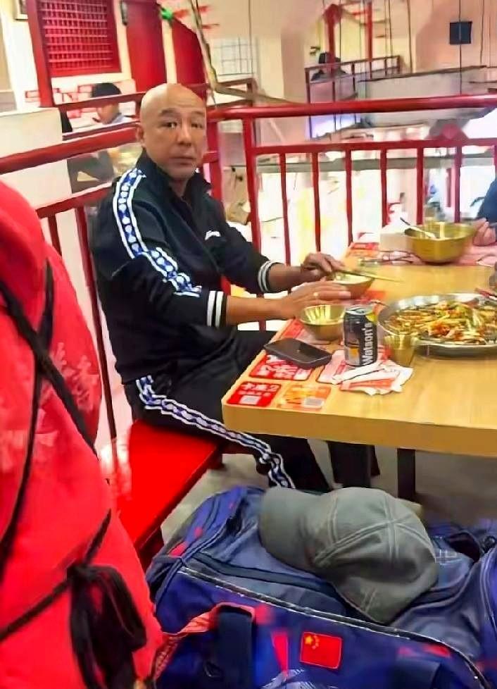 这下肖战出名了，就连喜欢乒乓球的粉丝们都知道，原来他是那么节俭！
有网友在成都偶