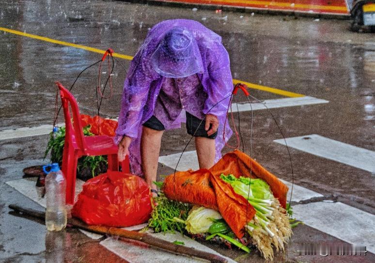 “这是一碗有温度的饭！”河南周口，一老人下雨天摆摊卖菜，一上午都没有卖出去多少，