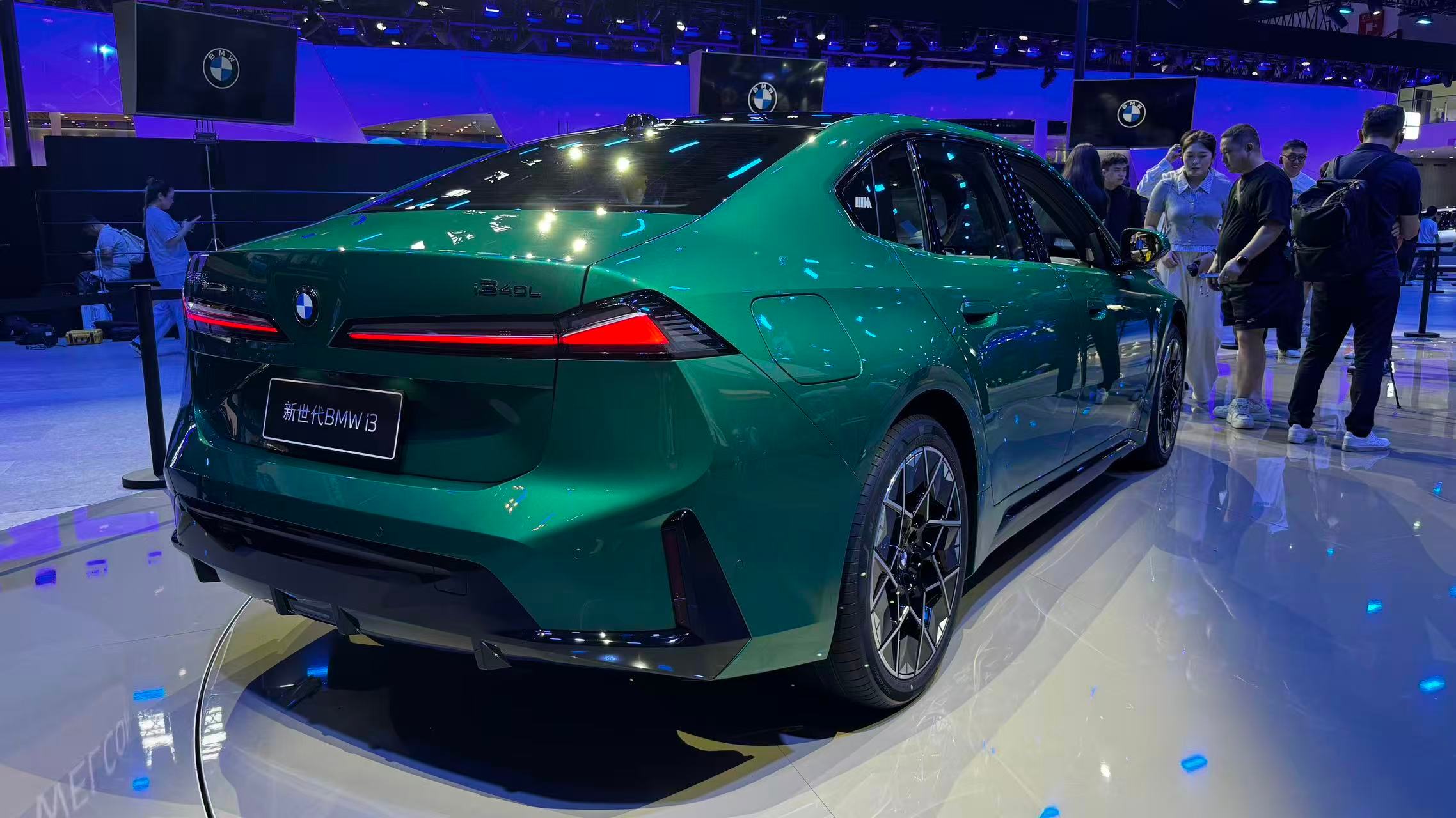 2026成都车展 新世代宝马i3长轴距版内饰首发，搭载全景iDrive、第六代电