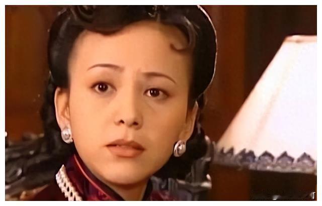 现在想想，曾经看的津津有味的电视剧《情深深雨濛濛》，其实演的都挺尴尬。直白来说，