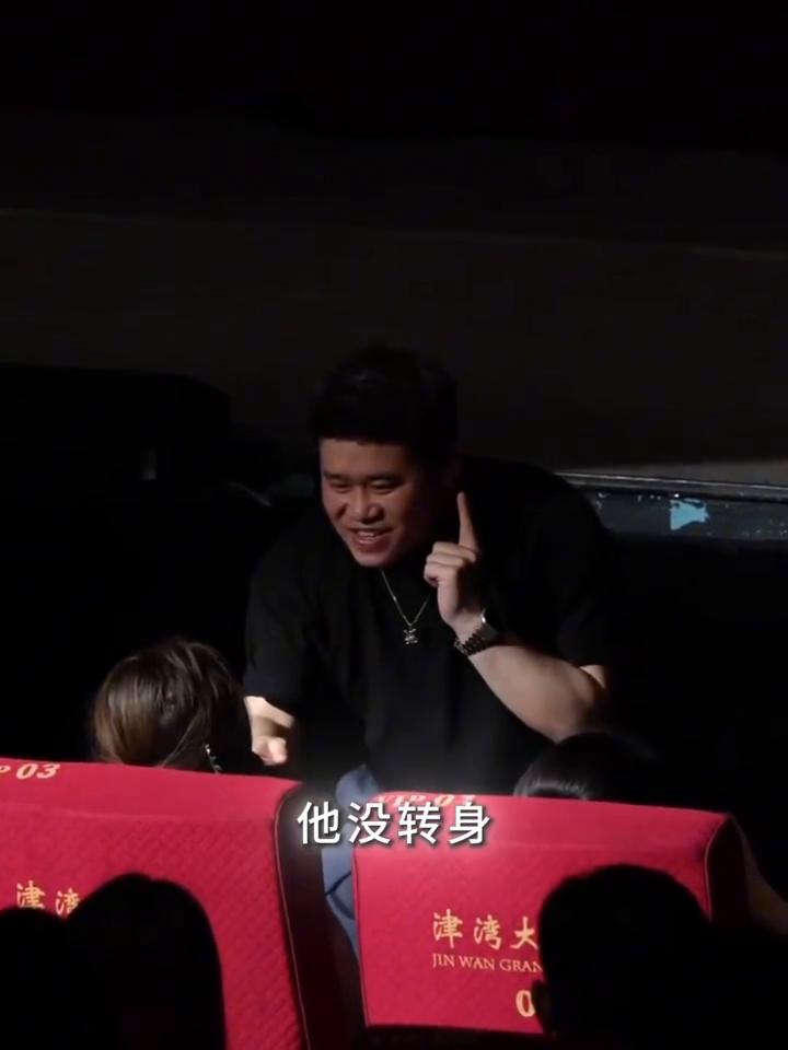 信不是爱，约会不是爱，拥抱不是爱，24小时秒回消息也不是爱。那爱是什么？爱是你摔