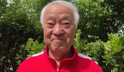 谁能想到，折腾半生、一度耗尽积蓄背上债务的牛群，晚年竟被美国留学归来的儿子牛童，