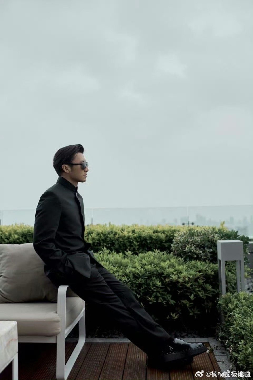 谢霆锋一到关键时刻就摔吉他 谁被他MV里摔吉他帅到？废墟弹唱后狠甩吉他的瞬间，又