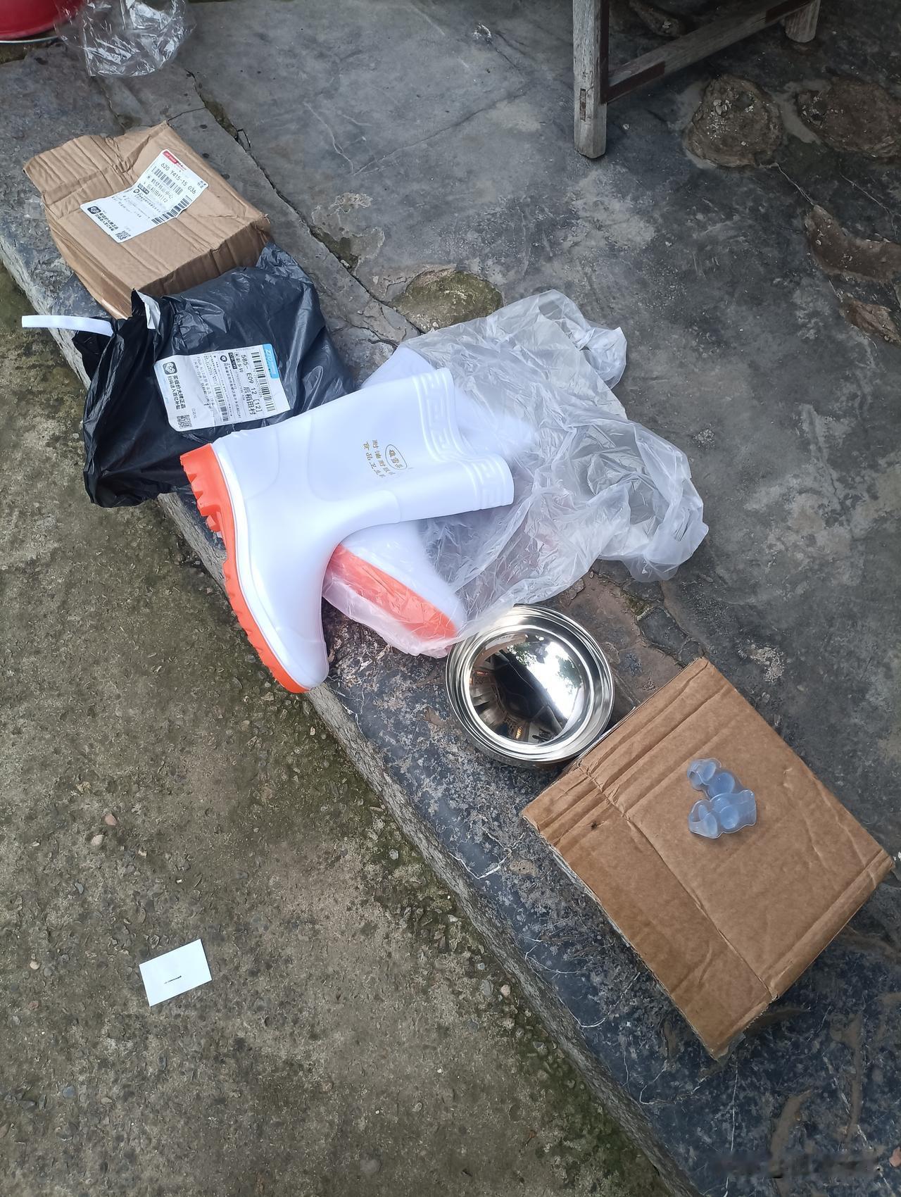网购该欢喜！取5件快递两件货不对板
 
不少人都盼着拆快递的喜悦，今天一大早我来