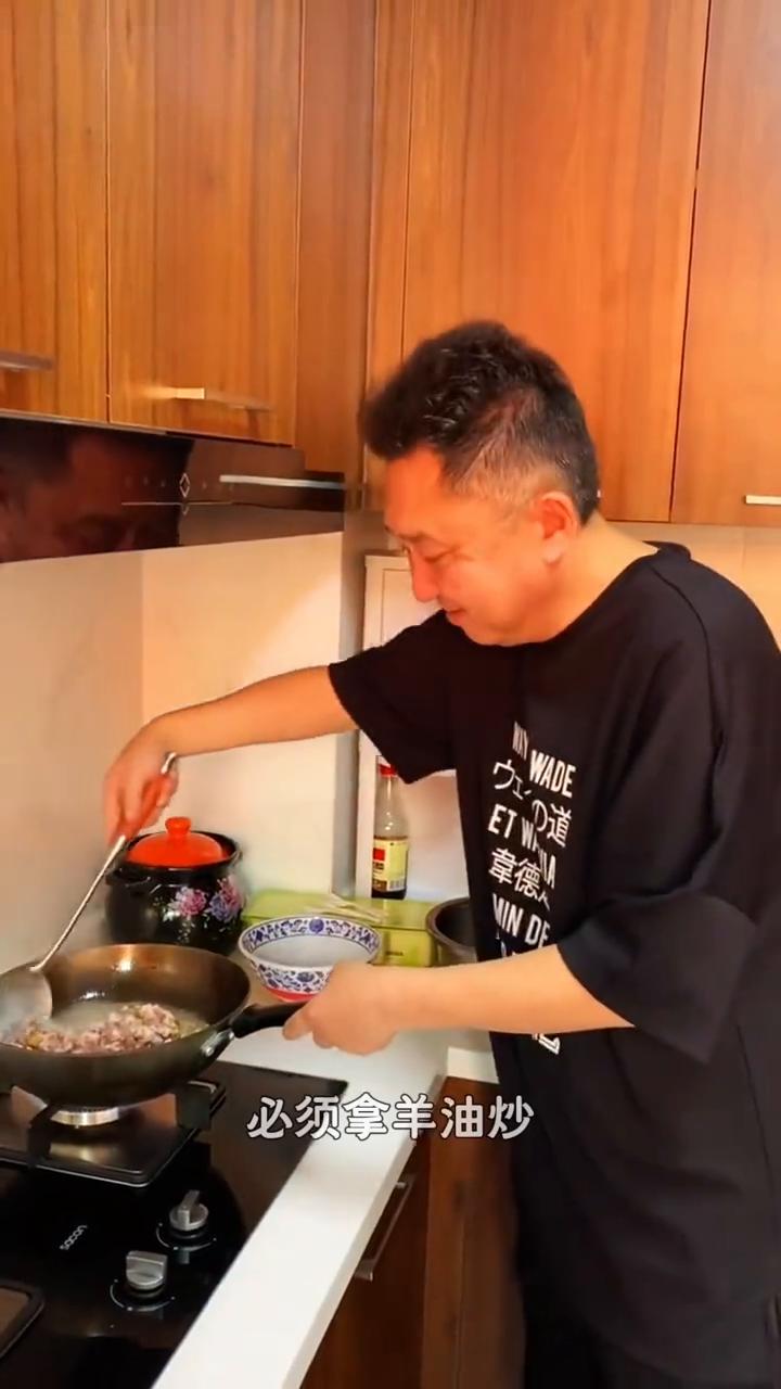 最地道的麻豆腐必须拿羊油炒。
·羊尾巴油、葱花炝锅，下锅煸炒，炒到一定时候加点黄