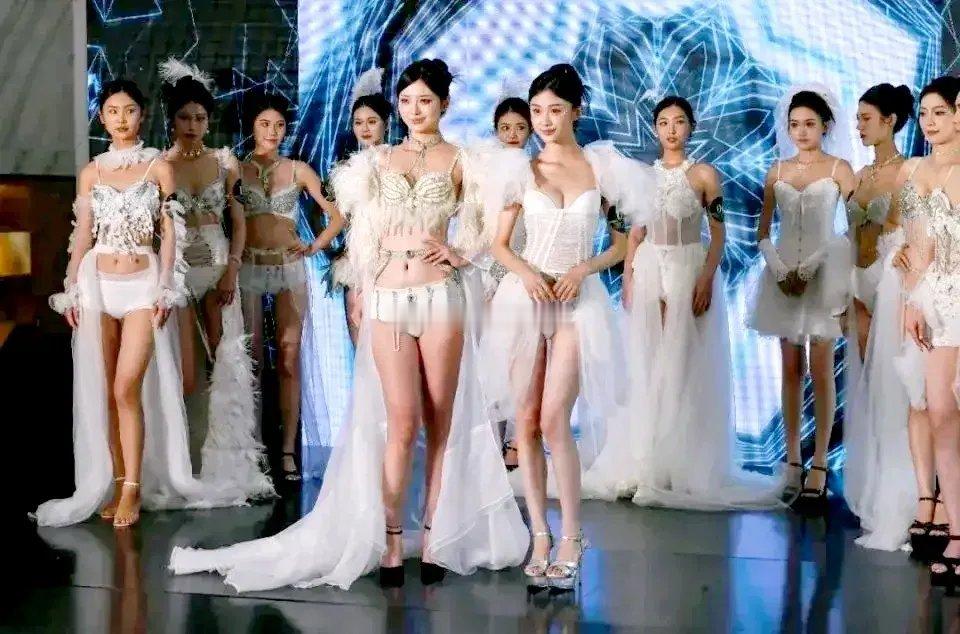 随便选一个美女都能进娱乐圈发展，至少都可以排进前三十吧？ ​​​