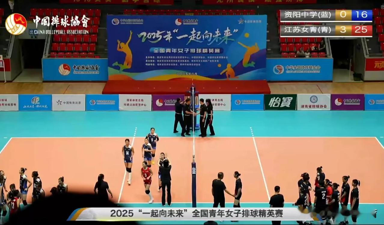 江苏女青3-0资阳中学晋级郴州邀请赛决赛，老帅沈富麟在比赛结束后依然在现场指导施