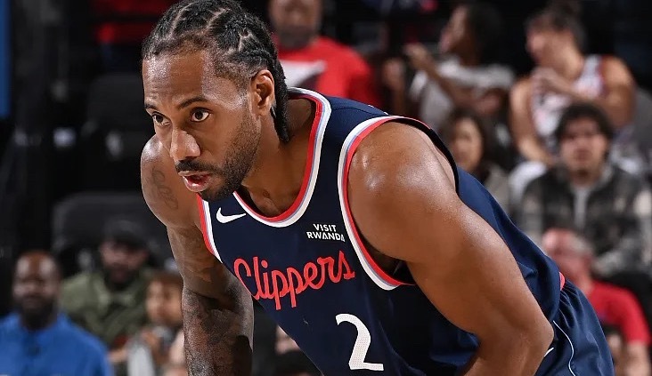 NBA常规赛继续进行，快船今天在客场对阵步行者。比赛进行至末节，伦纳德已经得到了