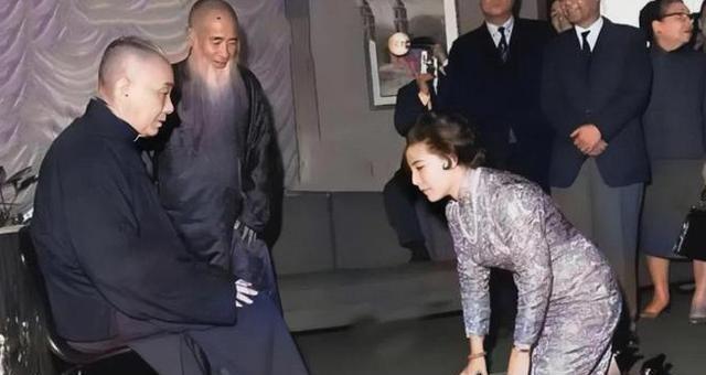 1968年，张大千的貌美四姨太正跪在地上拜师，她身穿一袭旗袍，姣好的身材显露无遗