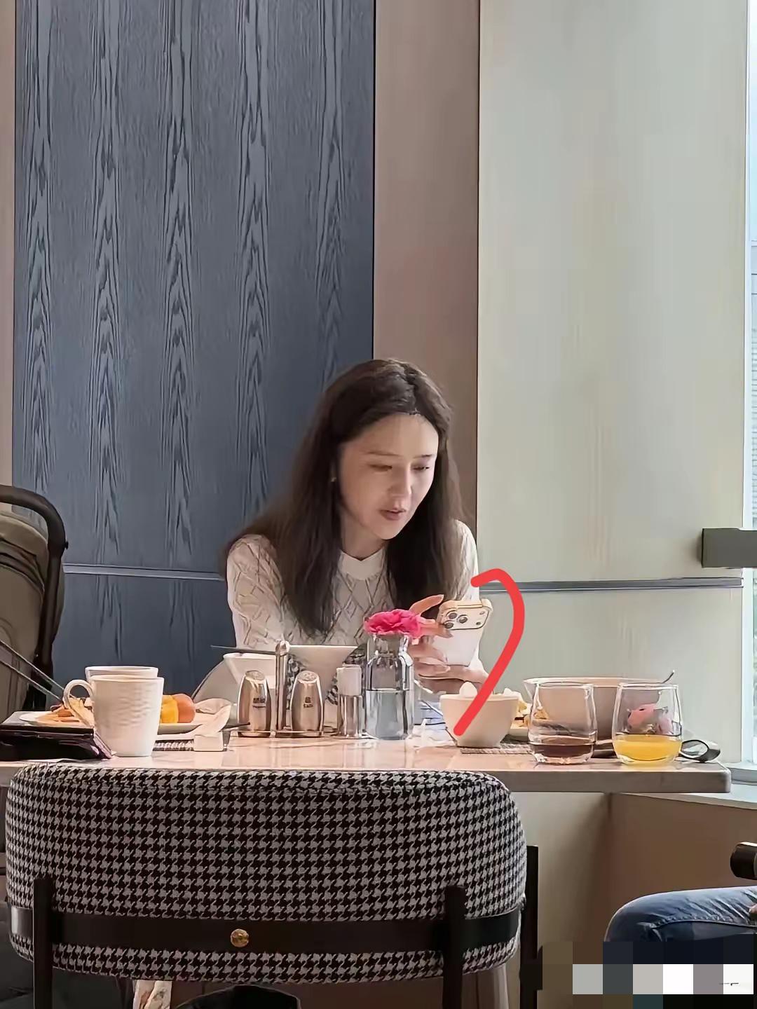 明星为啥带那么多保镖首先明星是公众人物，无论走到哪里都是焦点，带保镖出行是很有必
