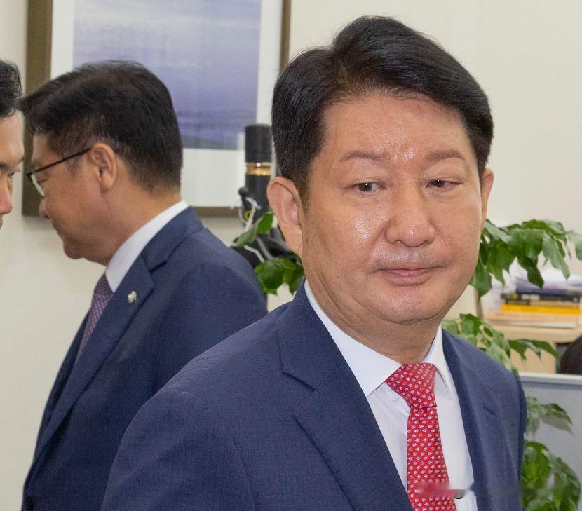 揪衣领风波后续！权永振主动请退党内议员团体，韩政坛争议持续发酵

5日消息，韩国