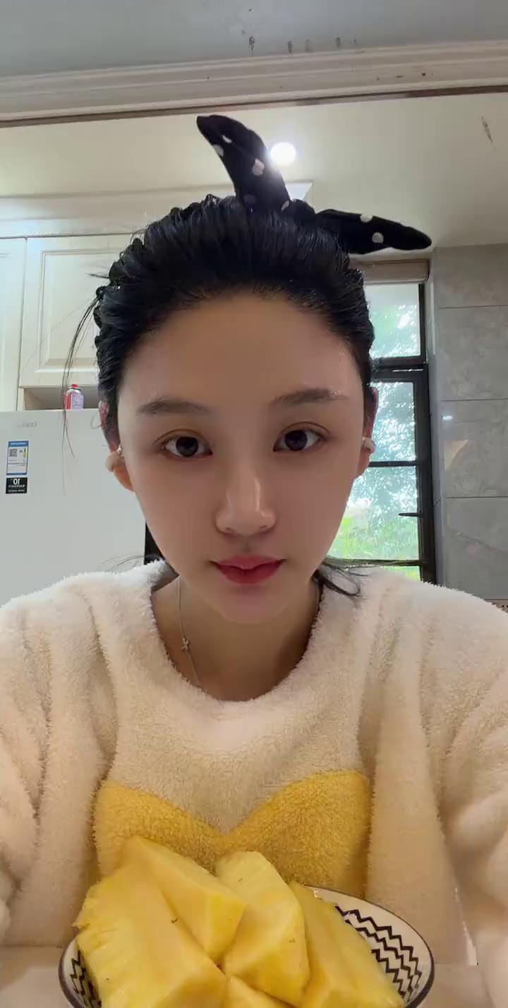 海南凤梨。
姐妹们，真好吃。